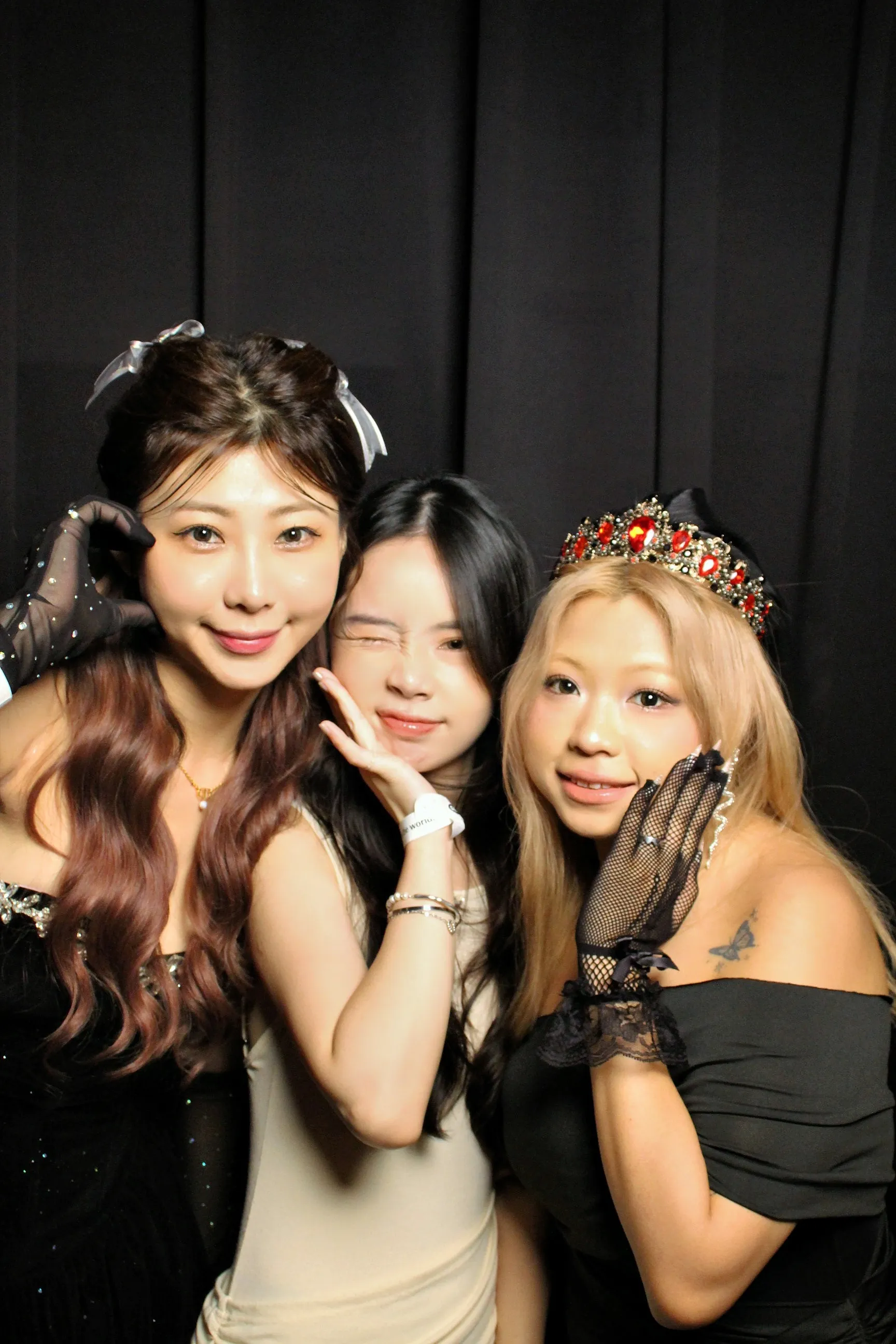 Golden English Party 無邊框拍貼作品 — The Self-Portrait Project Taipei 台北拍貼